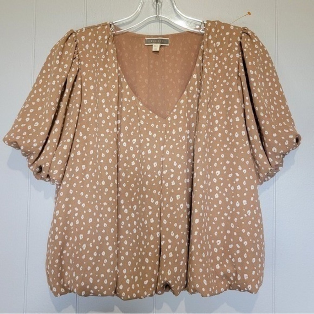 Pleione Women Tan White Abstract Dot V-Neck Puff Sleeve Bubble‎ Hem Blouse XS